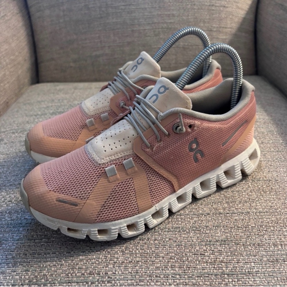 On Cloud Women's Running Shoes in Rose Size 6